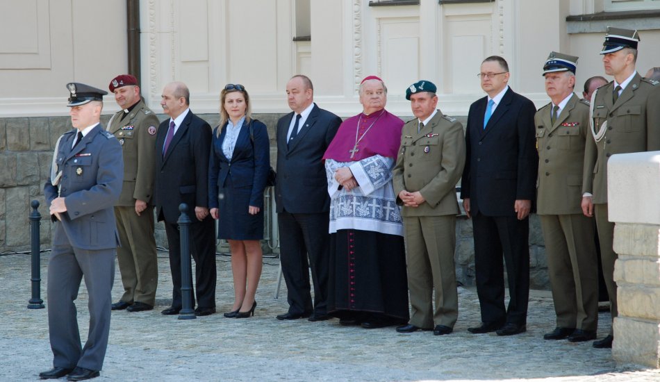 Z wielką, żołnierską pompą