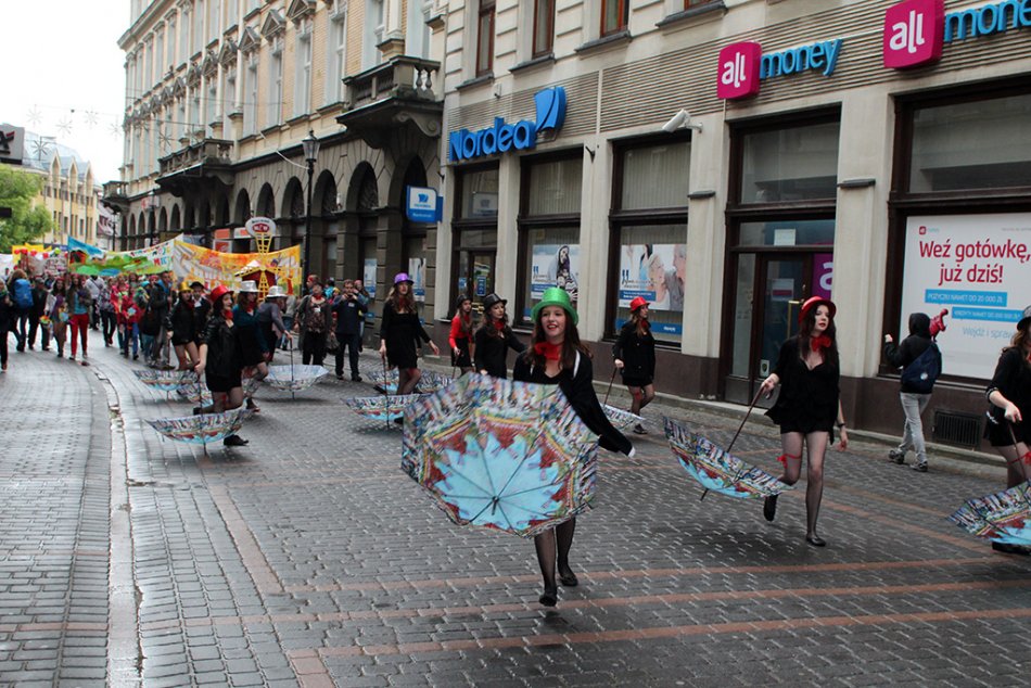 Kolorowa zabawa w centrum miasta
