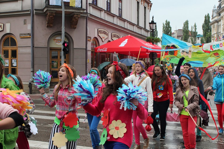 Kolorowa zabawa w centrum miasta