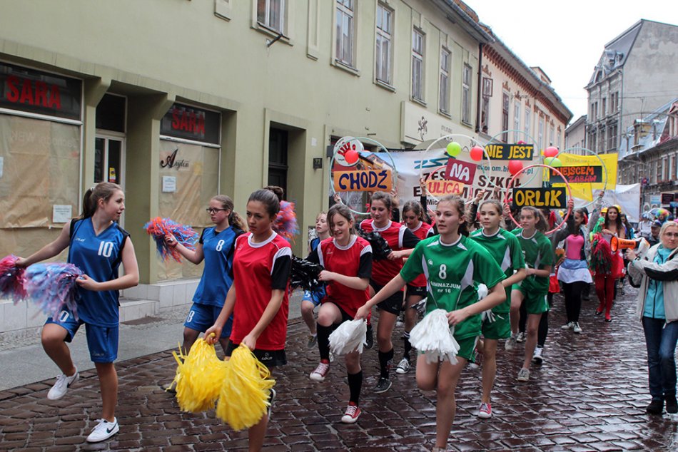 Kolorowa zabawa w centrum miasta