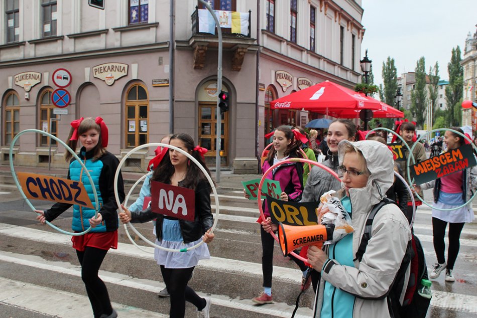 Kolorowa zabawa w centrum miasta