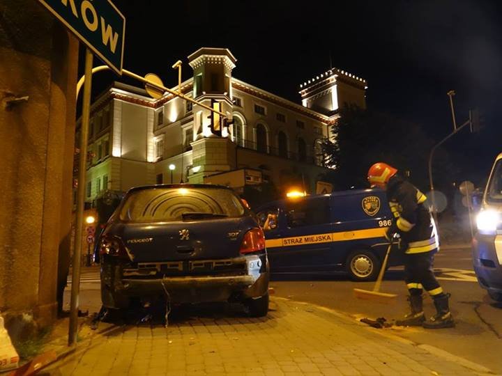 Wjechał autem do banku