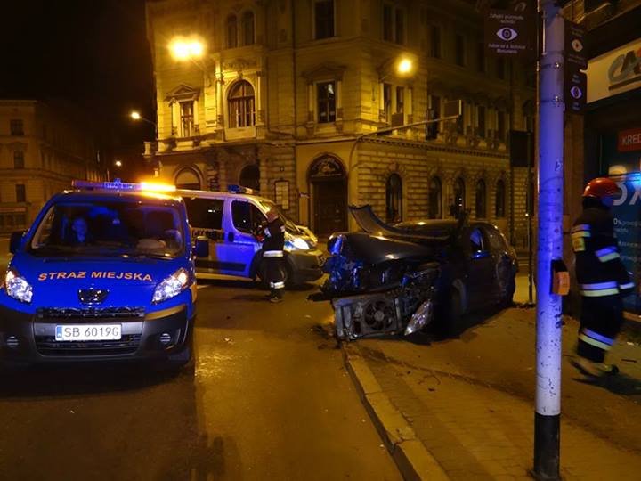 Wjechał autem do banku