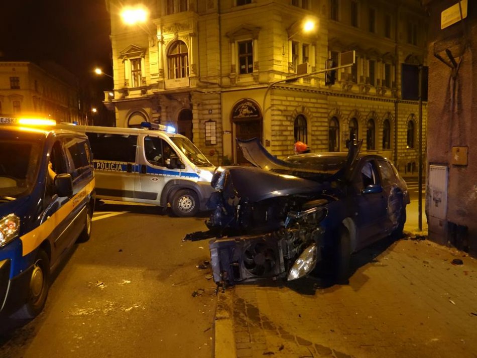 Wjechał autem do banku