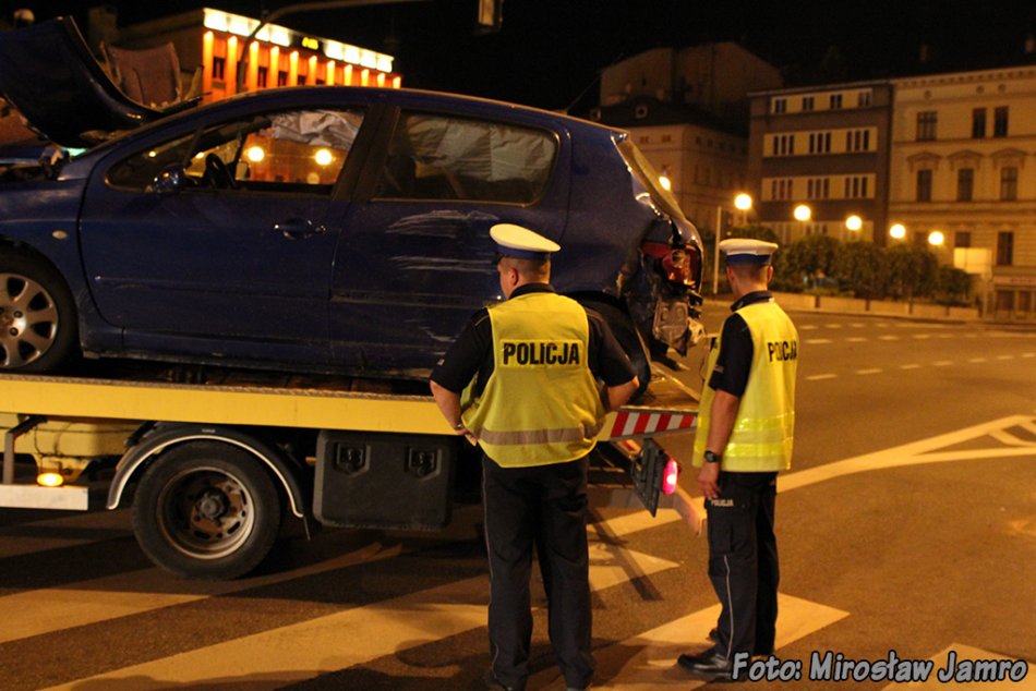 Wjechał autem do banku