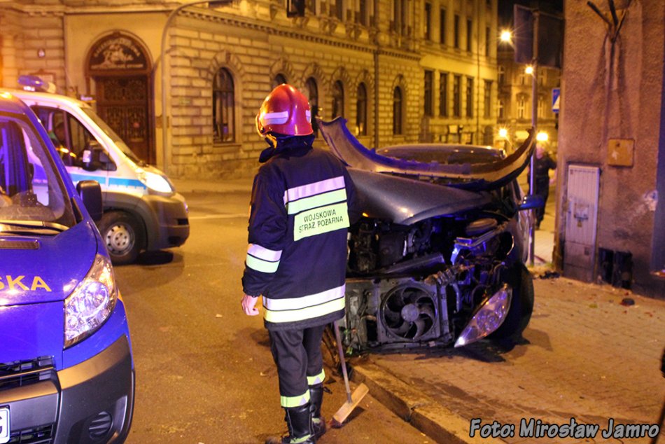 Wjechał autem do banku