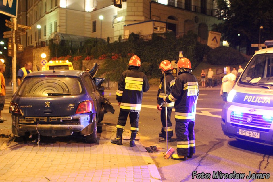 Wjechał autem do banku