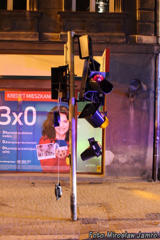 Wjechał autem do banku