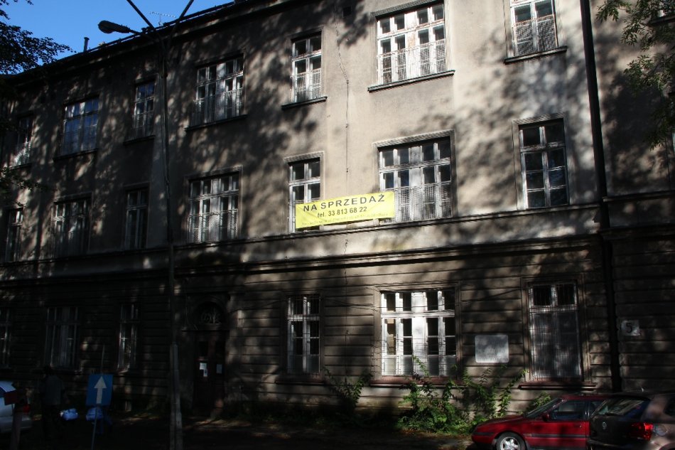 Szpital wyprzedaje srebra