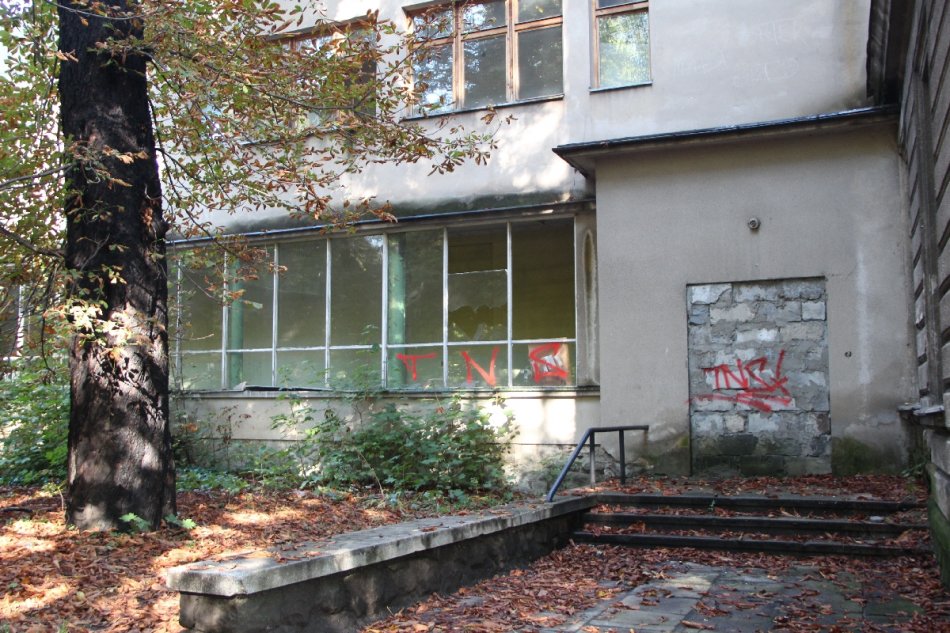 Szpital wyprzedaje srebra