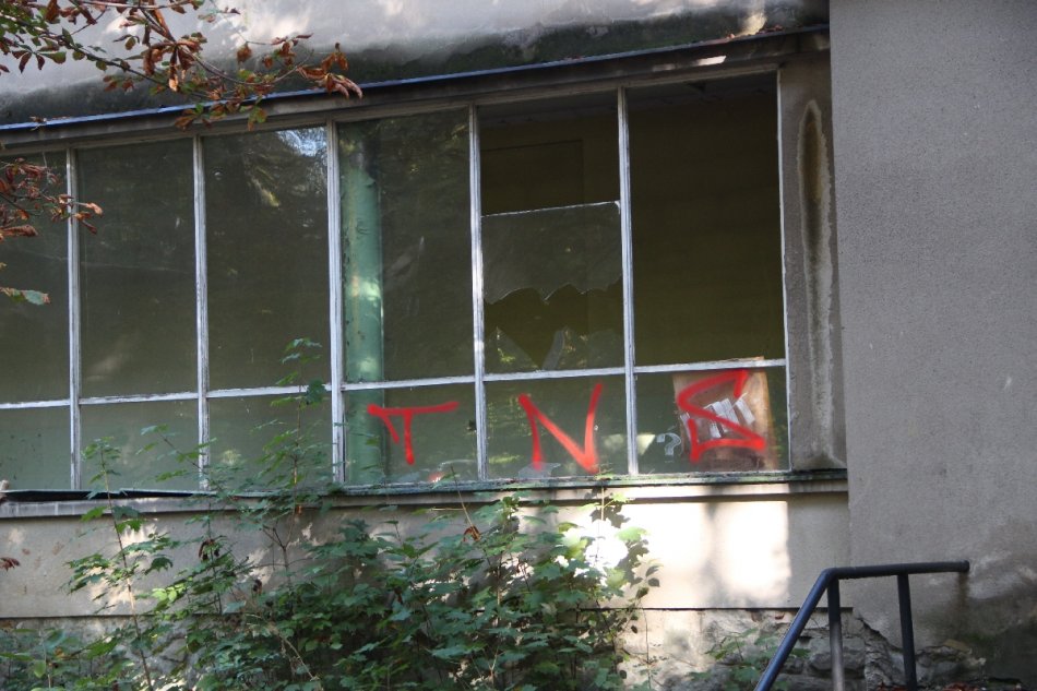 Szpital wyprzedaje srebra