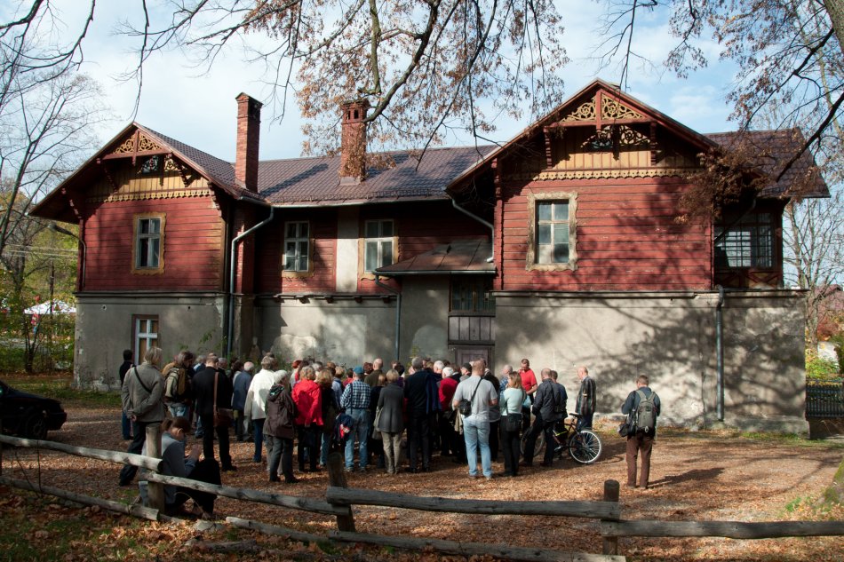 Las pełen artystów