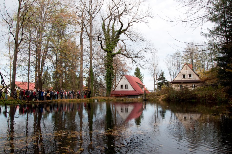 Las pełen artystów