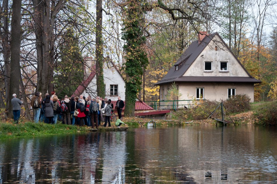 Las pełen artystów
