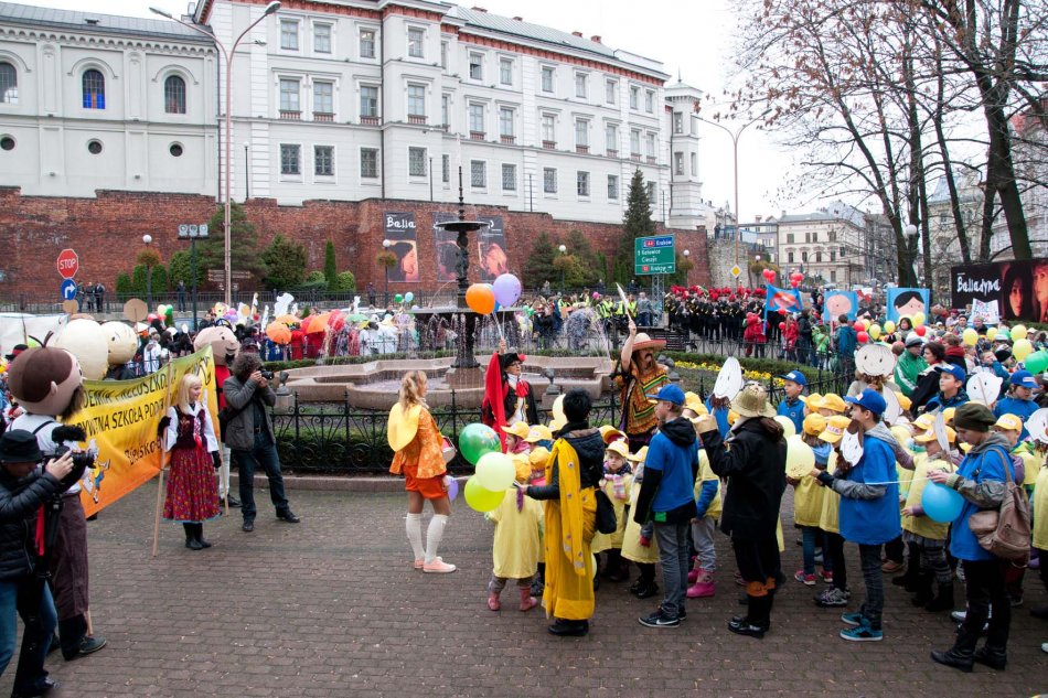 Zachwycili przechodniów strojami - galeria