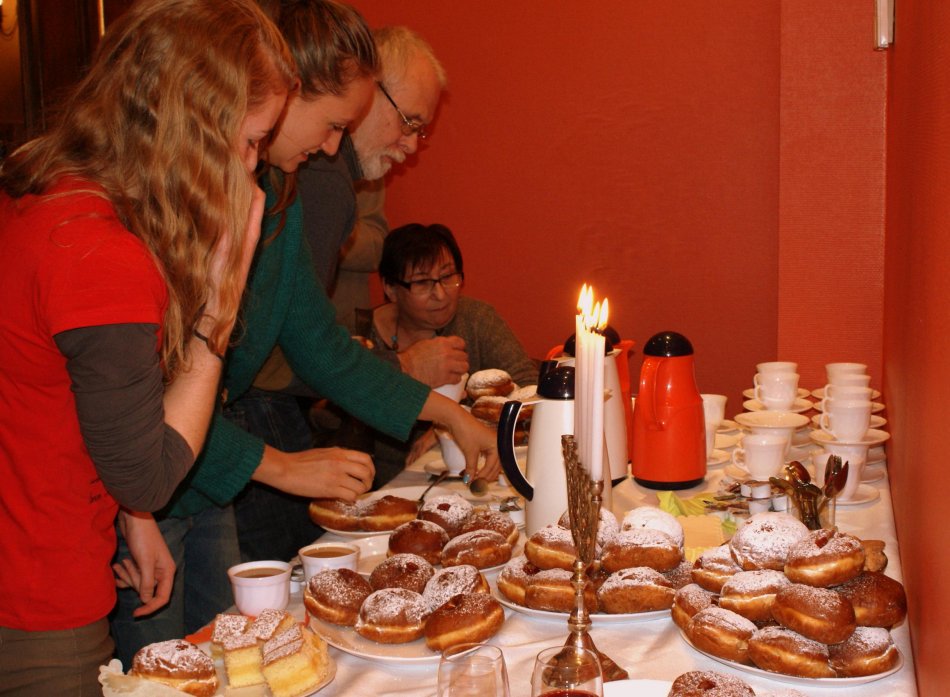 Żydzi świętują i jedzą pączki