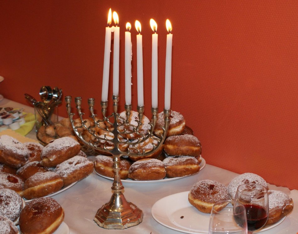 Żydzi świętują i jedzą pączki