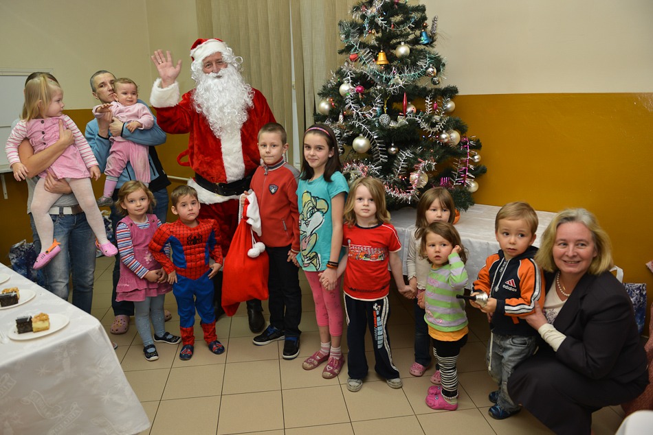Św. Mikołaj u bezdomnych dzieci - foto