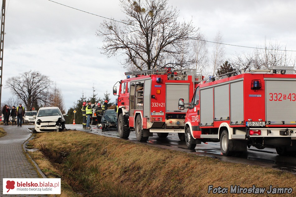 Czołowe zderzenie - trzy rozbite auta