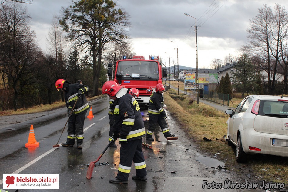 Czołowe zderzenie - trzy rozbite auta