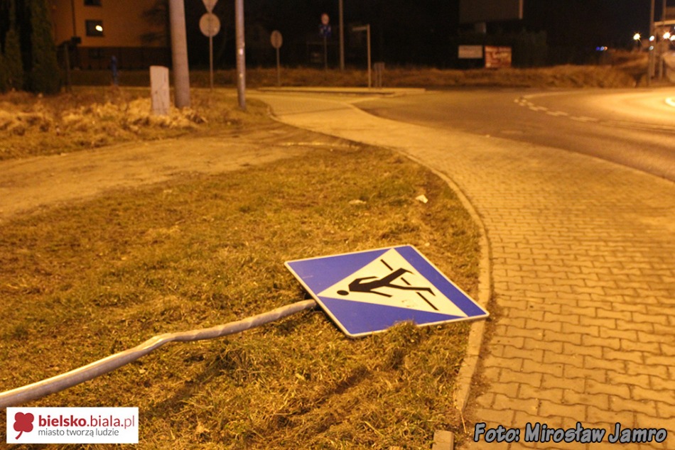 Pojechał na skróty przez rondo - foto