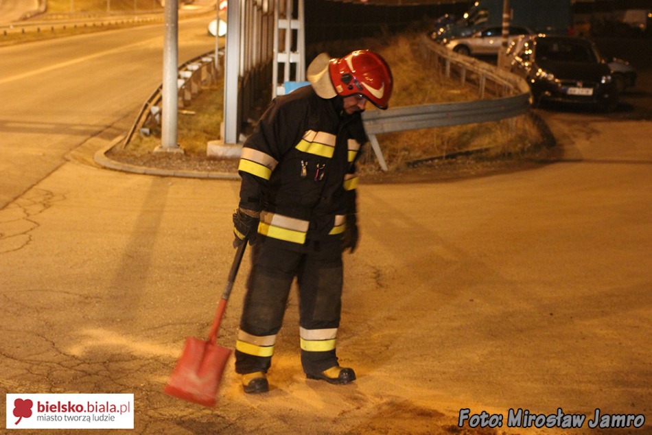 Pojechał na skróty przez rondo - foto