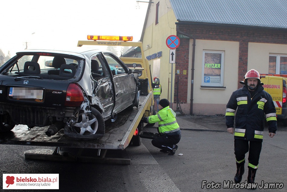 Zdemolowała auto i ogrodzenie - foto i film