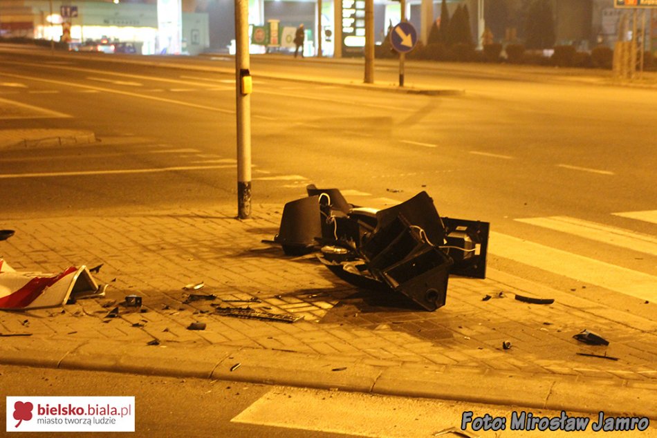 Roztrzaskał sygnalizację świetlną - foto