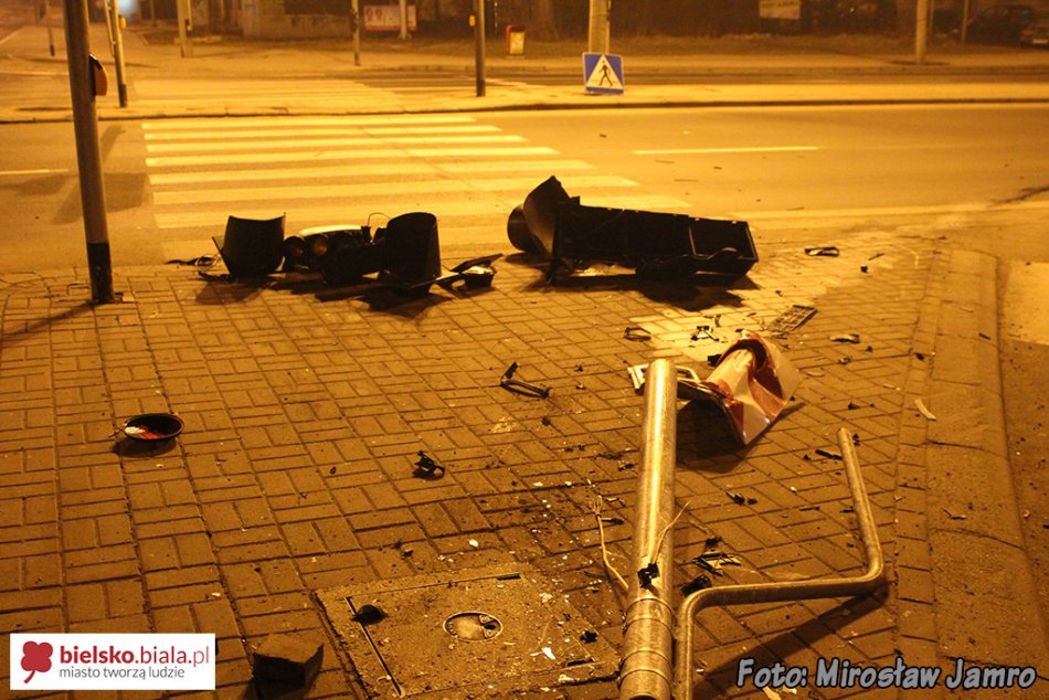 Roztrzaskał sygnalizację świetlną - foto