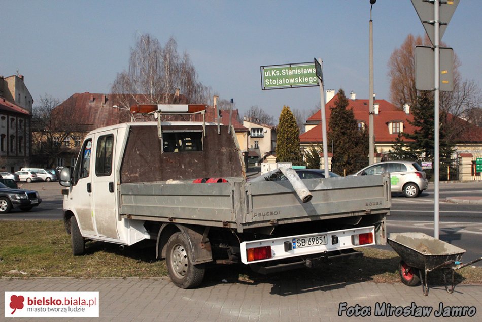 Roztrzaskał sygnalizację świetlną - foto