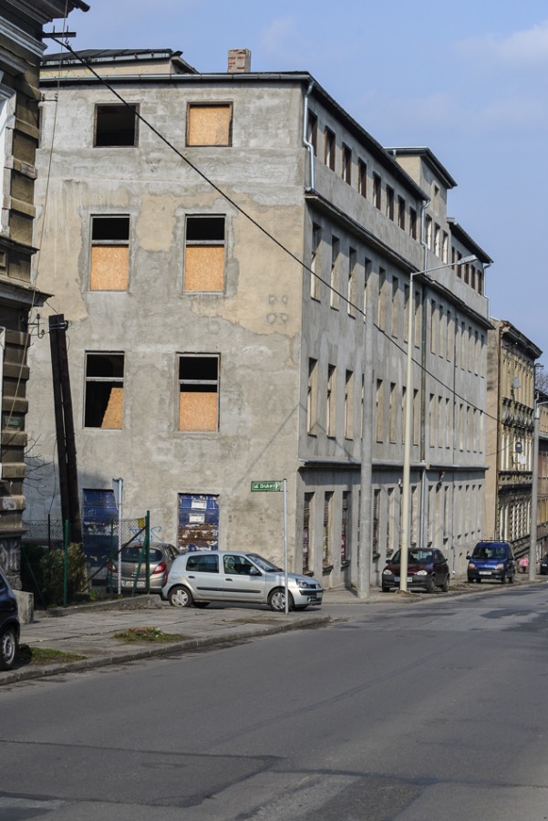 Z zaśmieconego miasta