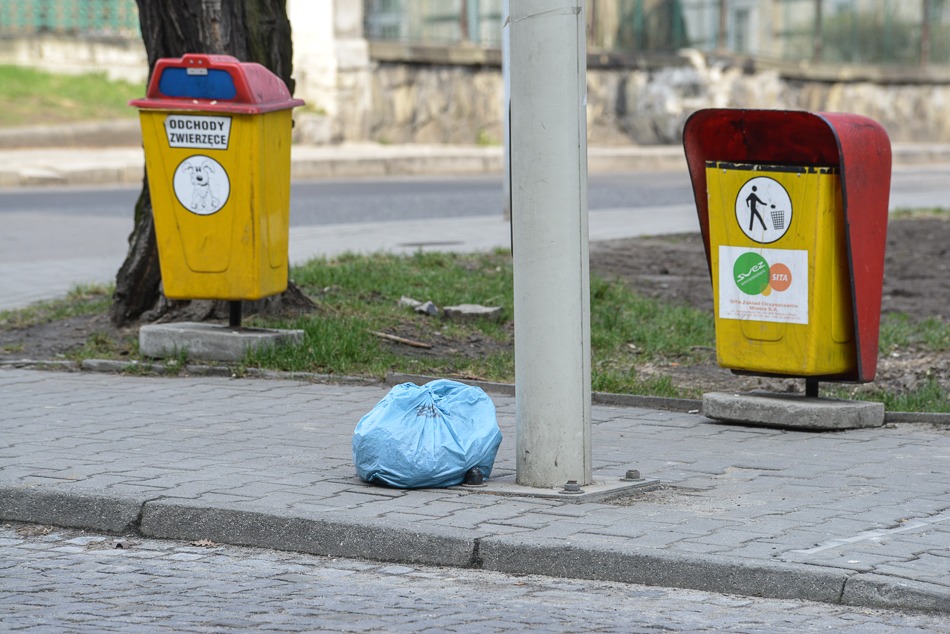 Z zaśmieconego miasta