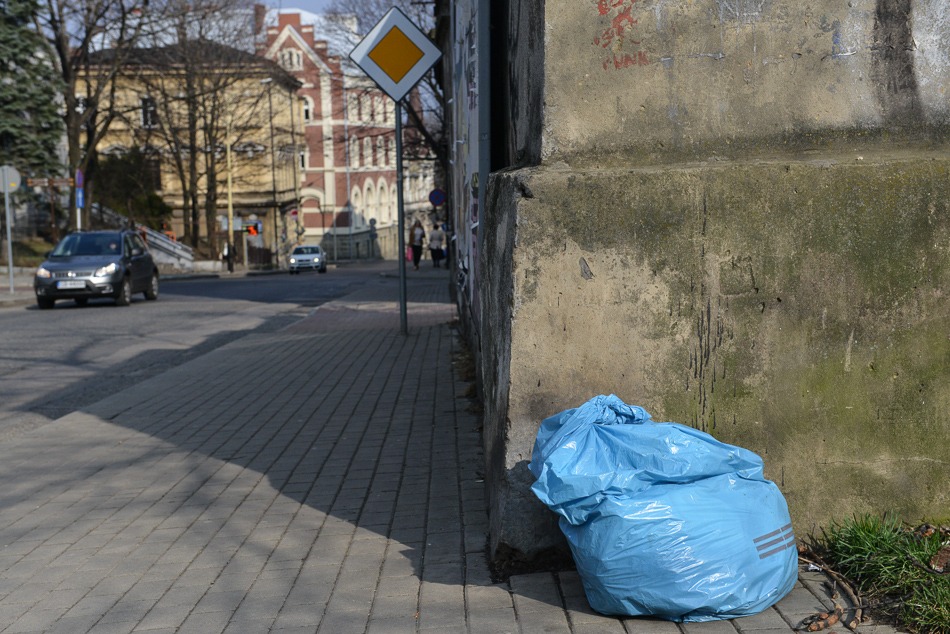 Z zaśmieconego miasta