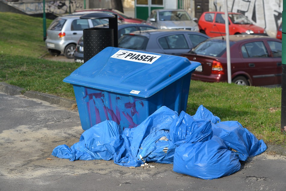 Z zaśmieconego miasta