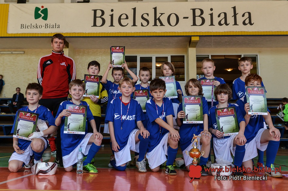 Zażarta walka młodzieży piłkarskiej - foto