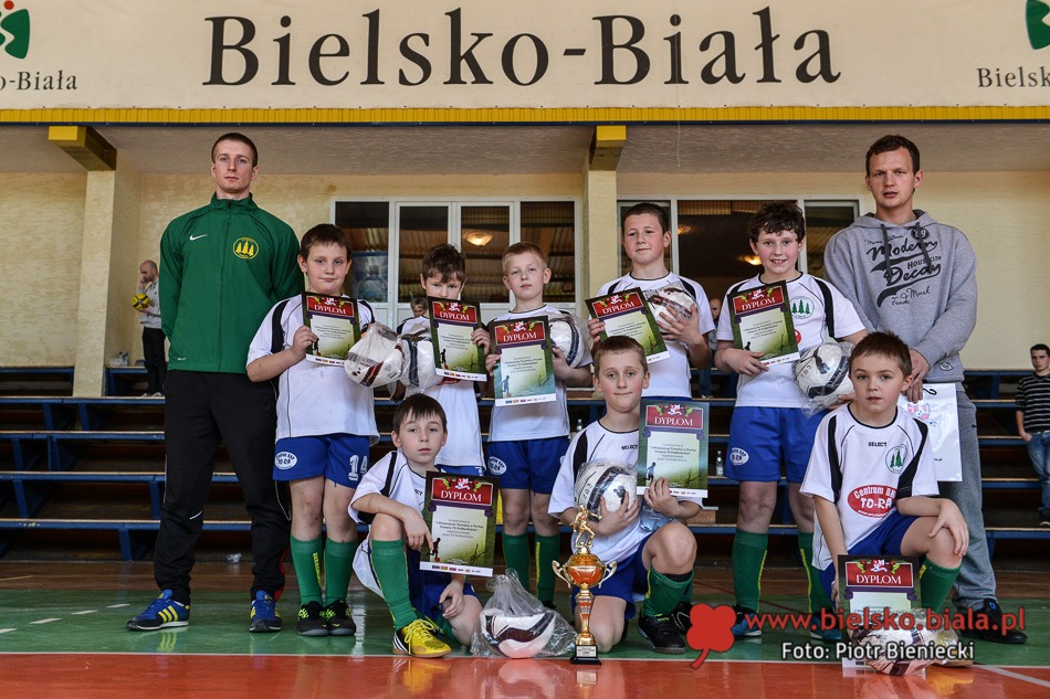 Zażarta walka młodzieży piłkarskiej - foto