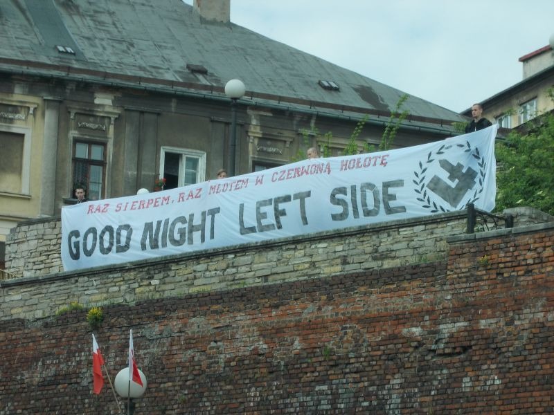 SLD świętował przed teatrem