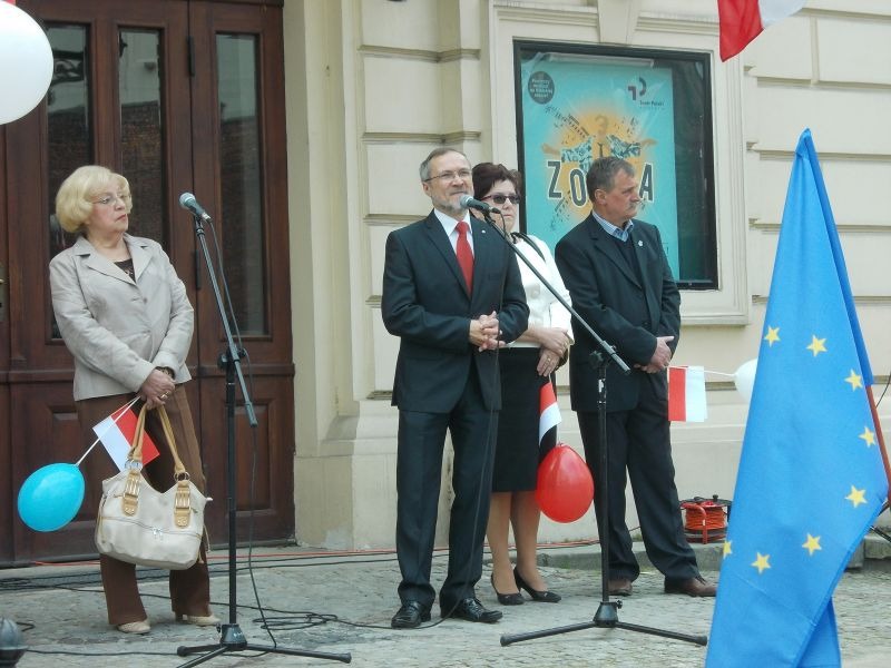 SLD świętował przed teatrem