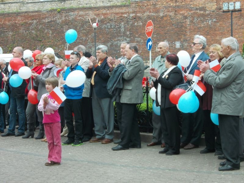 SLD świętował przed teatrem
