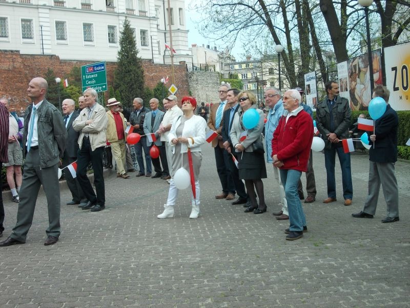 SLD świętował przed teatrem