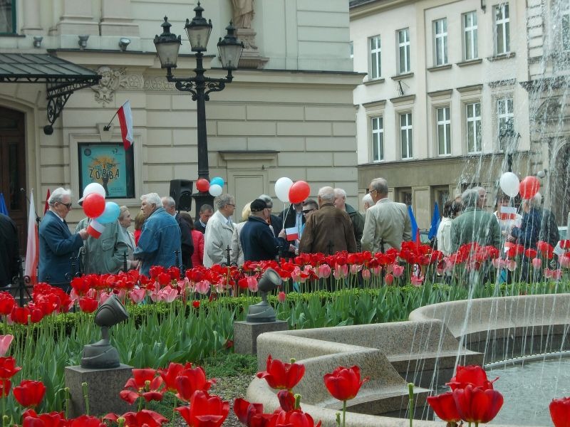 SLD świętował przed teatrem