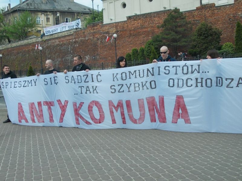SLD świętował przed teatrem