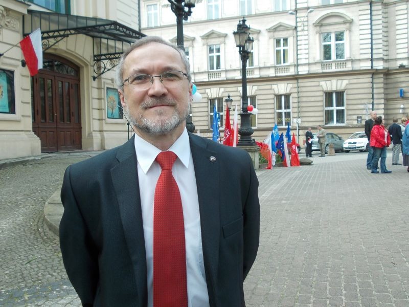 SLD świętował przed teatrem