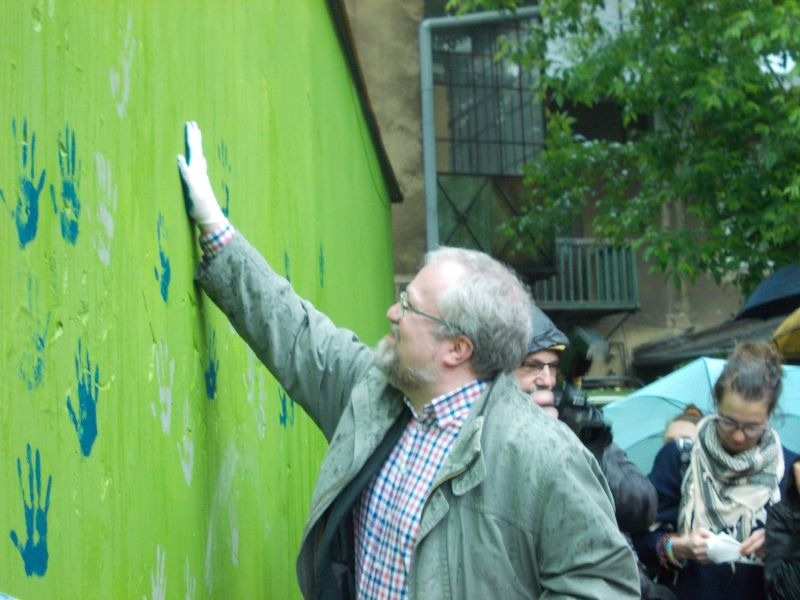 Mural z odciskami naszych dłoni