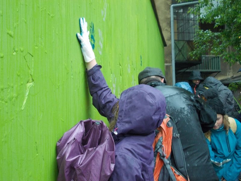 Mural z odciskami naszych dłoni