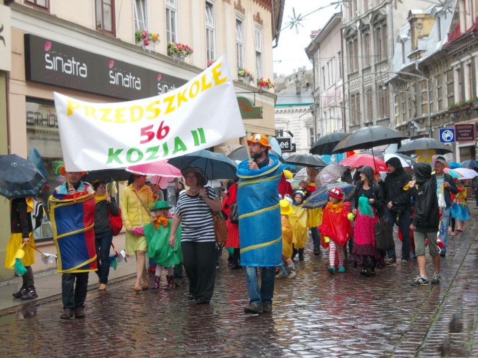Kolorowo przed ratuszem - foto