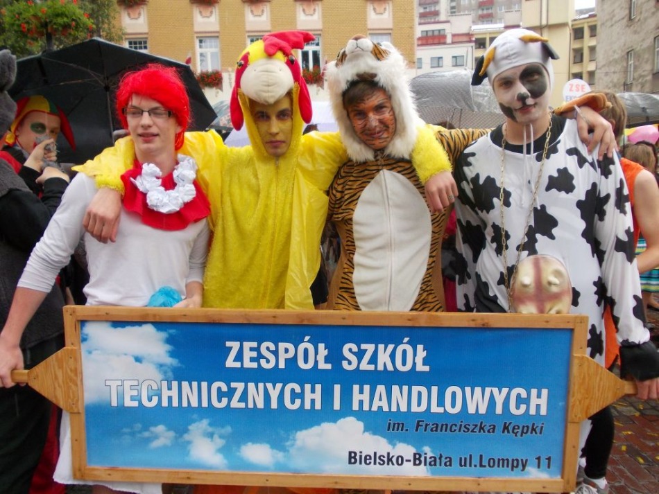 Kolorowo przed ratuszem - foto