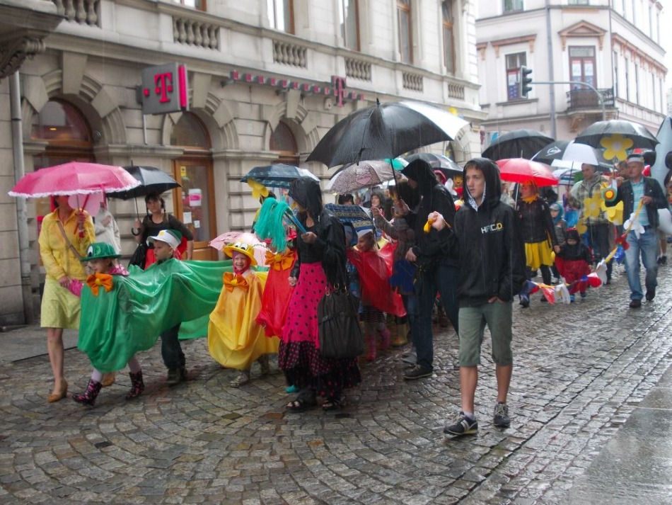 Kolorowo przed ratuszem - foto