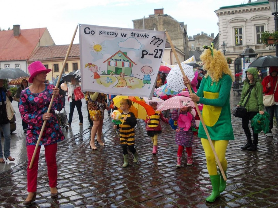 Kolorowo przed ratuszem - foto