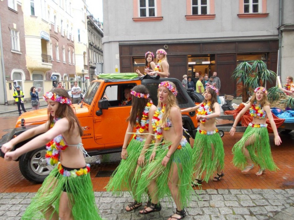 Kolorowo przed ratuszem - foto